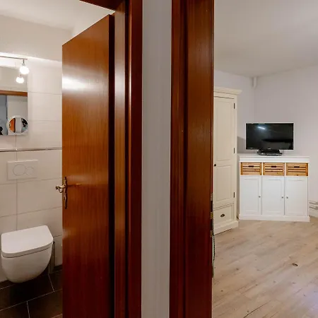 Hues Wuef Im Haus Ornum *